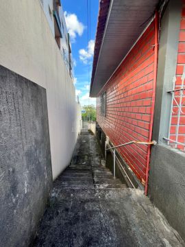 Casa De Madeira ( Fundos)  Para Alugar No Centro