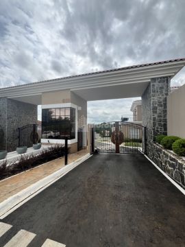Foto Imóvel - Sobrado Alto Padrão à Venda Em Oficinas - Cond Montemerano