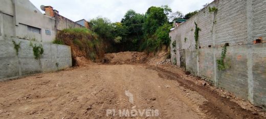 Terreno Com Alto Potencial Para Construção De Barração.