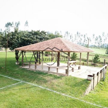 Linda Chácara Com Piscinas E área De Festas No Contorno