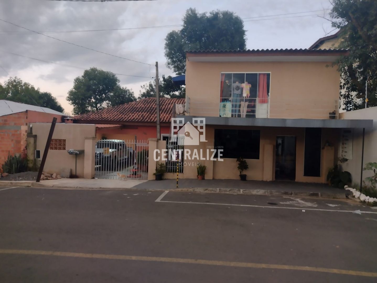 Casa Comercial Para Venda Em Uvaranas.