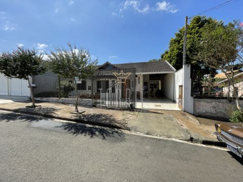 <strong>Casa com 3 Quartos + Edícula, Santa Cruz, Castro PR</strong>