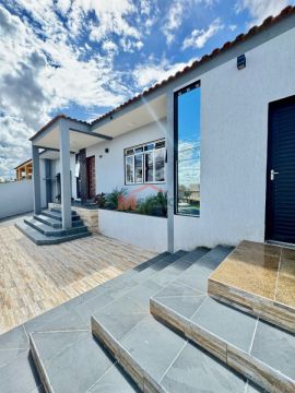 <strong>Casa á  Venda em  Uvaranas</strong>