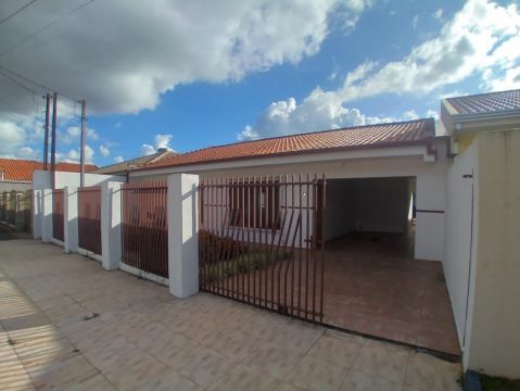 <strong>Casa em Uvaranas com 3 dormitórios</strong>