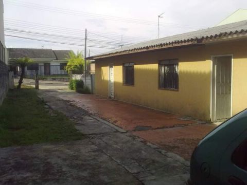 Casa Com 03 Dormitórios Em Uvaranas