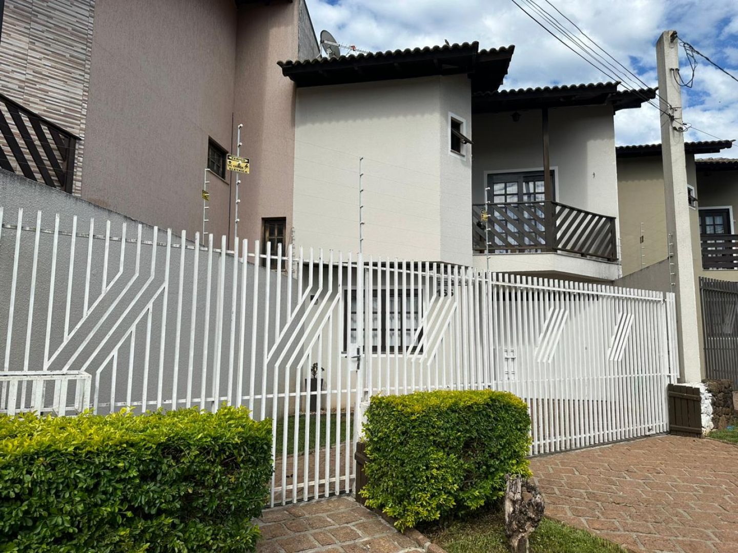 Sobrado Com 03 Dormitórios - 02 Suítes