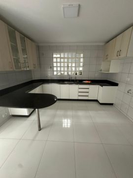 Sobrado Com 03 Dormitórios - 02 Suítes