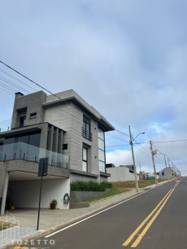 <strong>LUXUOSO SOBRADO NO CONDOMÍNIO ECOVILLE</strong>