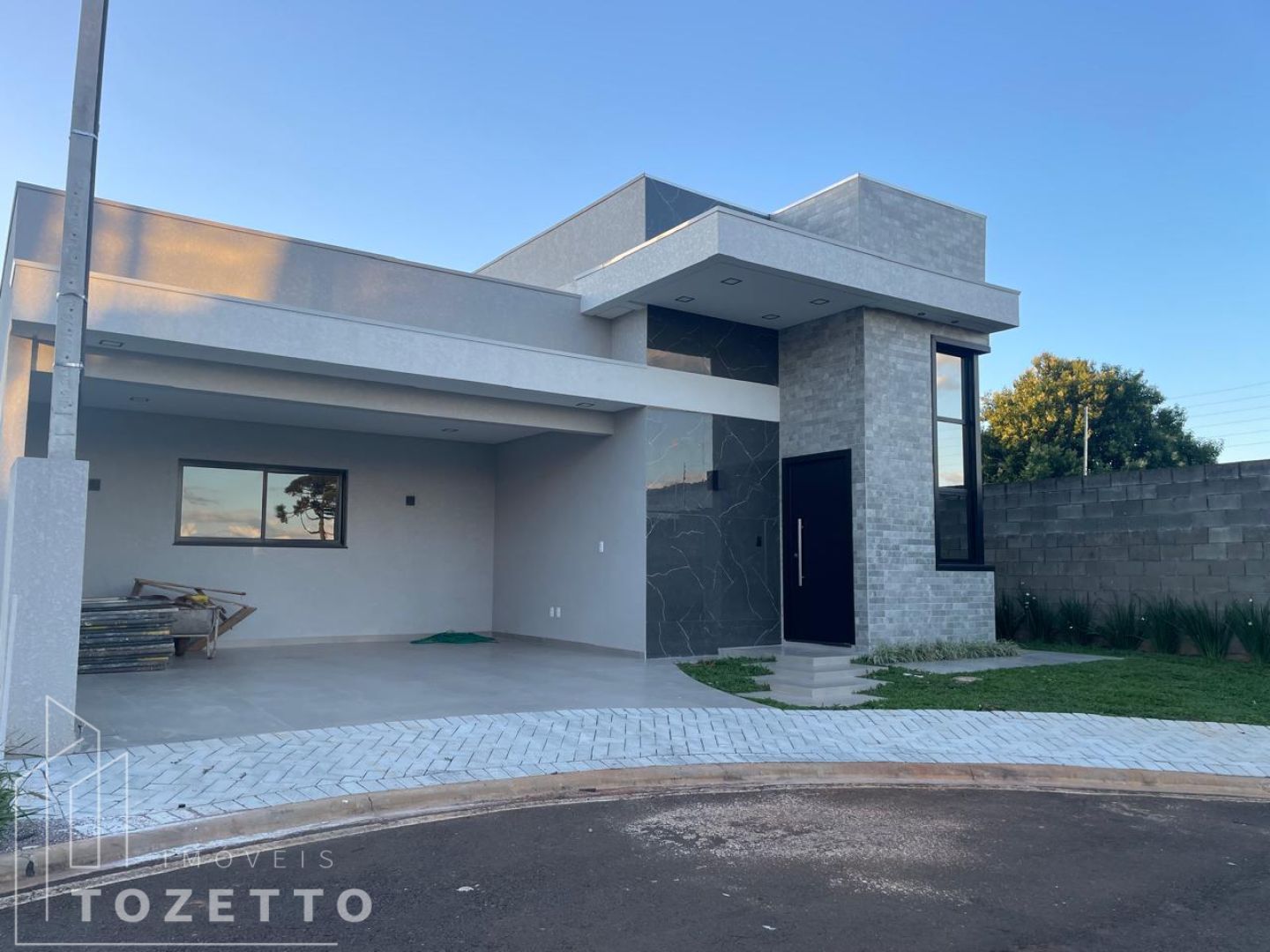 <strong>ESPETACULAR RESIDÊNCIA NO CONDOMÍNIO ECOVILLE</strong>