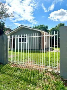 Casa Com Amplo Terreno No Jardim Itapoá