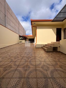 Casa à Venda - Residencial/comercial - Jardim Carvalho