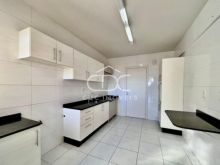 <strong>EXCELENTE APARTAMENTO CENTRAL - SEMIMOBILIADO</strong>