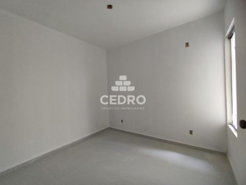 Casa Com 3 Quartos, Sendo 1 Suíte, No Contorno