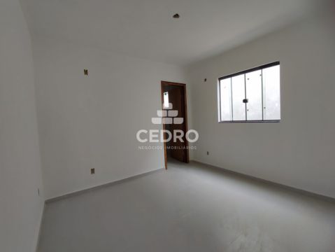 Casa Com 3 Quartos, Sendo 1 Suíte, No Contorno