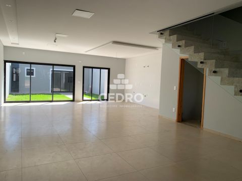 Sobrado Com 3 Quartos, Sendo 1 Suíte, Na Vila Estrela