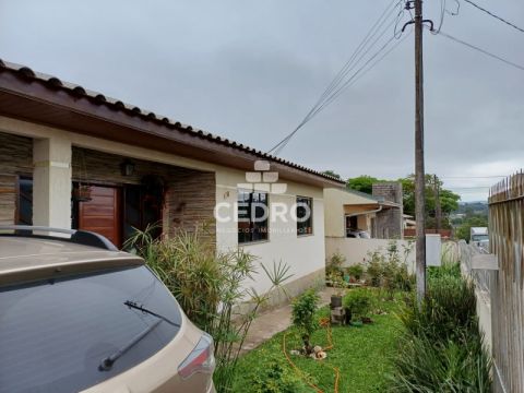 <strong>Casa com 3 quartos, sendo 2 suítes, em Castro</strong>