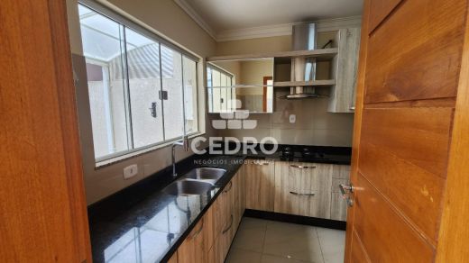 Sobrado Com 3 Quartos, Sendo 1 Suíte, Em Olarias