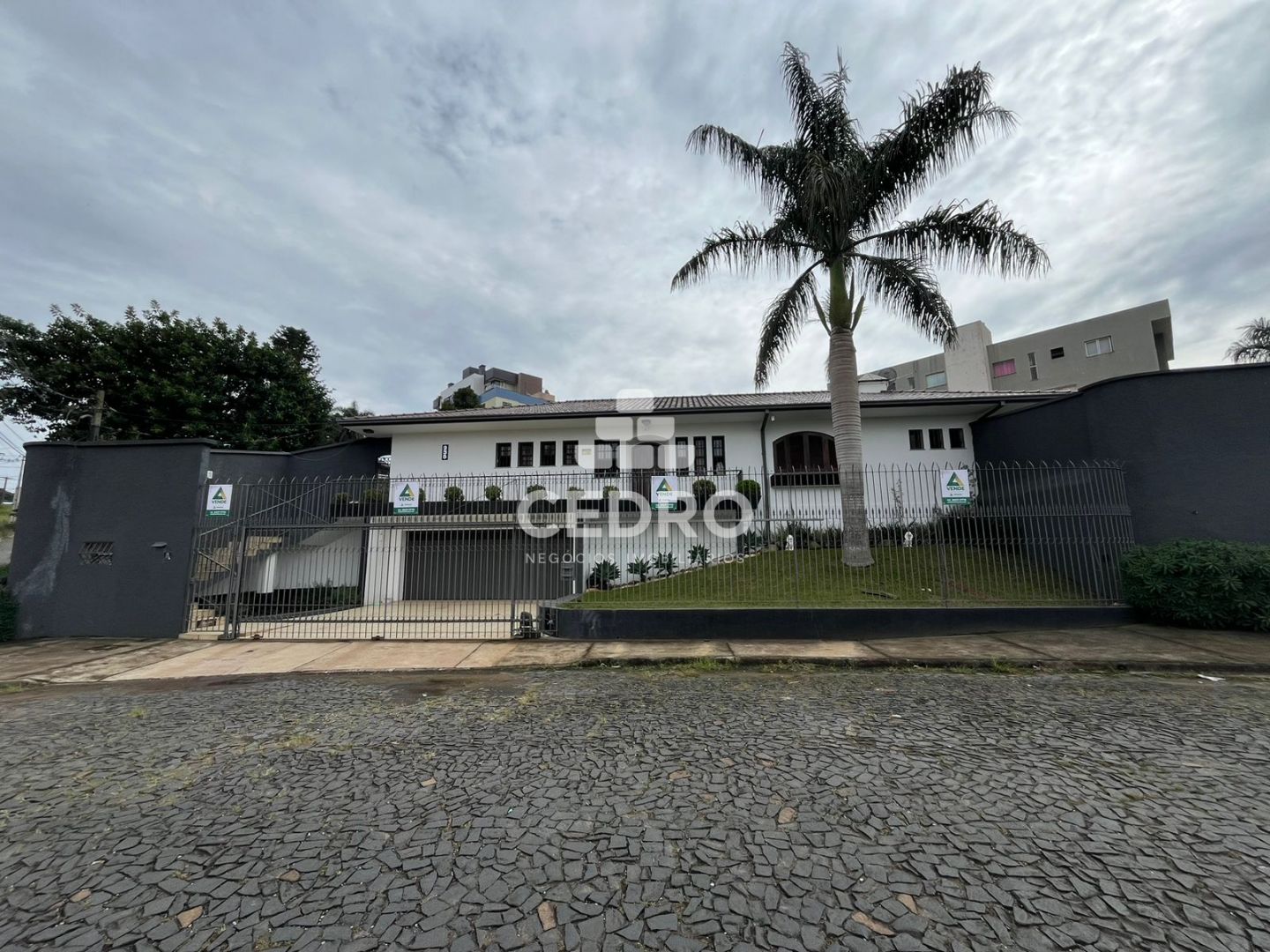 Casa Com 5 Quartos, Sendo 3 Suítes, No Jardim Carvalho