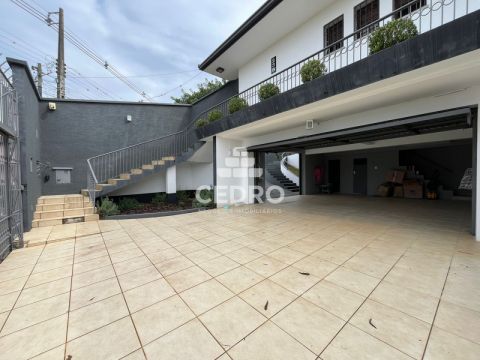 Casa Com 5 Quartos, Sendo 3 Suítes, No Jardim Carvalho